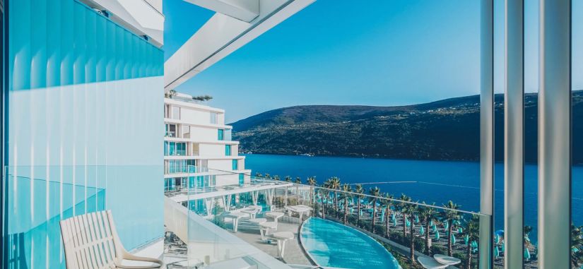 Kokybiškas poilsis Juodkalnijoje puikiame viešbutyje ant jūros kranto!