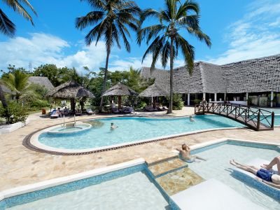Uroa Bay Beach Resort  4*